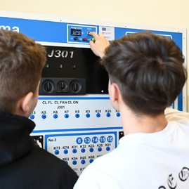Zväčšiť fotografiu - Škola podporuje študentov k efektívnemu, no i kritickému využívaniu umelej inteligencie
