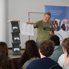 Zväčšiť fotografiu - Škola podporuje študentov k efektívnemu, no i kritickému využívaniu umelej inteligencie