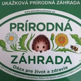 Zväčšiť fotografiu - Školská záhrada gymnázia púchov je certifikovane ukážková - tabulka-min-crop