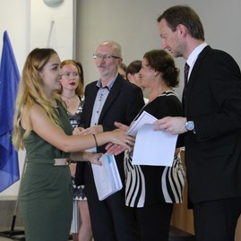 Skúšku dospelosti úspešne zložilo 168 maturantov z gymnázia ľ. štúra v trenčíne. maturitné vysvedčenie si slávnostne prevzali na pôde trenčianskej univerzity - IMG_9202