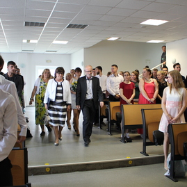 Skúšku dospelosti úspešne zložilo 168 maturantov z gymnázia ľ. štúra v trenčíne. maturitné vysvedčenie si slávnostne prevzali na pôde trenčianskej univerzity - IMG_9152