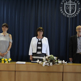 Skúšku dospelosti úspešne zložilo 168 maturantov z gymnázia ľ. štúra v trenčíne. maturitné vysvedčenie si slávnostne prevzali na pôde trenčianskej univerzity - IMG_9157