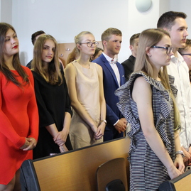Skúšku dospelosti úspešne zložilo 168 maturantov z gymnázia ľ. štúra v trenčíne. maturitné vysvedčenie si slávnostne prevzali na pôde trenčianskej univerzity - IMG_9163