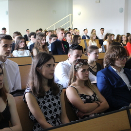 Skúšku dospelosti úspešne zložilo 168 maturantov z gymnázia ľ. štúra v trenčíne. maturitné vysvedčenie si slávnostne prevzali na pôde trenčianskej univerzity - IMG_9170