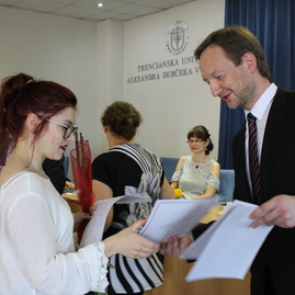 Skúšku dospelosti úspešne zložilo 168 maturantov z gymnázia ľ. štúra v trenčíne. maturitné vysvedčenie si slávnostne prevzali na pôde trenčianskej univerzity - IMG_9178