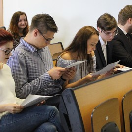 Skúšku dospelosti úspešne zložilo 168 maturantov z gymnázia ľ. štúra v trenčíne. maturitné vysvedčenie si slávnostne prevzali na pôde trenčianskej univerzity - IMG_9196