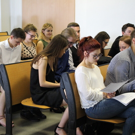 Skúšku dospelosti úspešne zložilo 168 maturantov z gymnázia ľ. štúra v trenčíne. maturitné vysvedčenie si slávnostne prevzali na pôde trenčianskej univerzity - IMG_9205