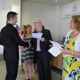 Skúšku dospelosti úspešne zložilo 168 maturantov z gymnázia ľ. štúra v trenčíne. maturitné vysvedčenie si slávnostne prevzali na pôde trenčianskej univerzity - IMG_9209