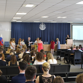 Skúšku dospelosti úspešne zložilo 168 maturantov z gymnázia ľ. štúra v trenčíne. maturitné vysvedčenie si slávnostne prevzali na pôde trenčianskej univerzity - IMG_9218