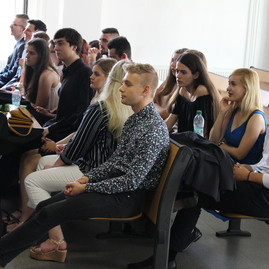 Skúšku dospelosti úspešne zložilo 168 maturantov z gymnázia ľ. štúra v trenčíne. maturitné vysvedčenie si slávnostne prevzali na pôde trenčianskej univerzity - IMG_9220