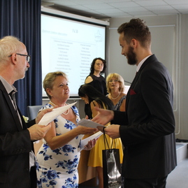 Skúšku dospelosti úspešne zložilo 168 maturantov z gymnázia ľ. štúra v trenčíne. maturitné vysvedčenie si slávnostne prevzali na pôde trenčianskej univerzity - IMG_9233