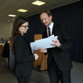 Skúšku dospelosti úspešne zložilo 168 maturantov z gymnázia ľ. štúra v trenčíne. maturitné vysvedčenie si slávnostne prevzali na pôde trenčianskej univerzity - IMG_9260