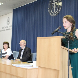 Skúšku dospelosti úspešne zložilo 168 maturantov z gymnázia ľ. štúra v trenčíne. maturitné vysvedčenie si slávnostne prevzali na pôde trenčianskej univerzity - IMG_9266