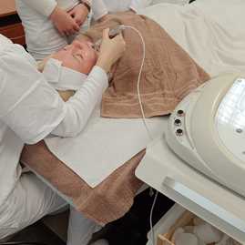 Zväčšiť fotografiu - Služby kaderníckeho salónu na jilemáku sa rozšírili o diagnostiku vlasov