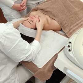 Zväčšiť fotografiu - Služby kaderníckeho salónu na jilemáku sa rozšírili o diagnostiku vlasov