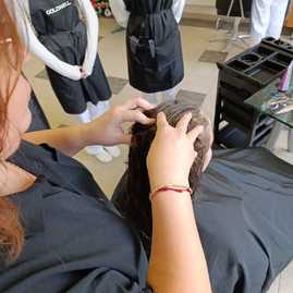 Zväčšiť fotografiu - Služby kaderníckeho salónu na jilemáku sa rozšírili o diagnostiku vlasov