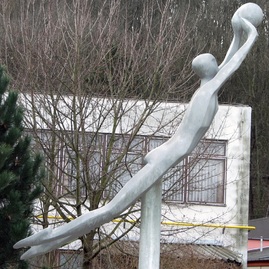 Zväčšiť fotografiu - Soche prinavrátili staronový význam - Trencin_areal_Dukly_volejbalista