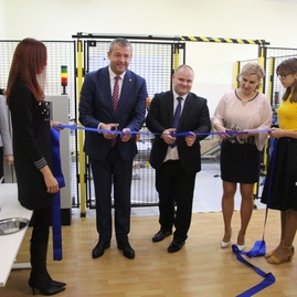 Soš strojnícka v bánovciach nad bebravou sa pýši moderným robotizovaným pracoviskom - IMG_7778