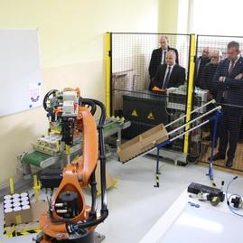 Soš strojnícka v bánovciach nad bebravou sa pýši moderným robotizovaným pracoviskom - IMG_7807