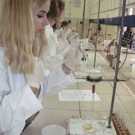 Spojená škola v novákoch opäť sprístupnila laboratóriá pre malých chemikov - IMG_3741