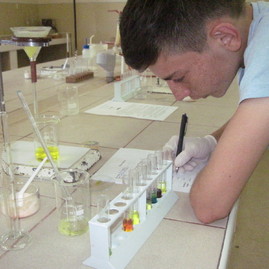 Spojená škola v novákoch opäť sprístupnila laboratóriá pre malých chemikov - IMG_3729