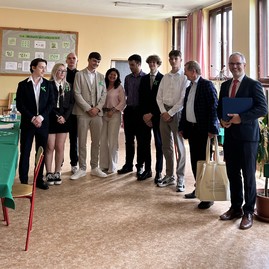 Zväčšiť fotografiu - Spoznali sme prvých absolventov technického odboru spracovania plastov - IMG_3419 (1)