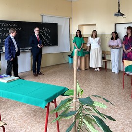 Zväčšiť fotografiu - Spoznali sme prvých absolventov technického odboru spracovania plastov - IMG_3422 (2)