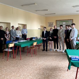Zväčšiť fotografiu - Spoznali sme prvých absolventov technického odboru spracovania plastov - IMG_3423 (1)
