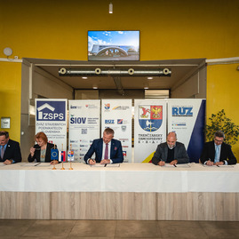 Zväčšiť fotografiu - Stavebná priemyslovka sa priblížila k prestížnemu titulu centra excelentnosti - TSK_SPŠ Bellušu TN_memorandum_mini-5