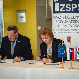 Zväčšiť fotografiu - Stavebná priemyslovka sa priblížila k prestížnemu titulu centra excelentnosti - TSK_SPŠ Bellušu TN_memorandum_mini-6