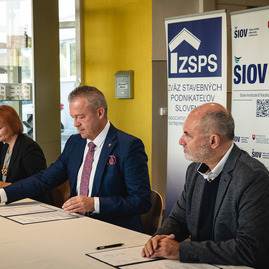Zväčšiť fotografiu - Stavebná priemyslovka sa priblížila k prestížnemu titulu centra excelentnosti - TSK_SPŠ Bellušu TN_memorandum_mini-9