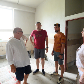 Stavebné práce na prvej strednej zdravotníckej škole na hornej nitre pokračujú podľa harmonogramu, rozsiahlu rekonštrukciu podstupuje aj obchodná akadémia v prievidzi. - 20190726_PD_kontrolny_den_016w
