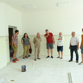 Stavebné práce na prvej strednej zdravotníckej škole na hornej nitre pokračujú podľa harmonogramu, rozsiahlu rekonštrukciu podstupuje aj obchodná akadémia v prievidzi. - 20190726_PD_kontrolny_den_024w