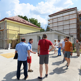 Stavebné práce na prvej strednej zdravotníckej škole na hornej nitre pokračujú podľa harmonogramu, rozsiahlu rekonštrukciu podstupuje aj obchodná akadémia v prievidzi. - 20190726_PD_kontrolny_den_074w