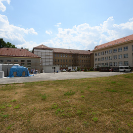 Stavebné práce na prvej strednej zdravotníckej škole na hornej nitre pokračujú podľa harmonogramu, rozsiahlu rekonštrukciu podstupuje aj obchodná akadémia v prievidzi. - 20190726_PD_kontrolny_den_076w