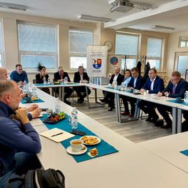 Zväčšiť fotografiu - Stredná športová škola v trenčíne hostila stretnutie o budúcnosti univerzitného hokeja