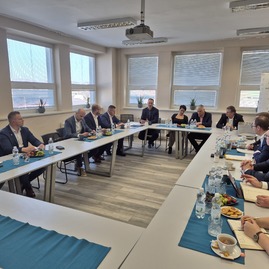Zväčšiť fotografiu - Stredná športová škola v trenčíne hostila stretnutie o budúcnosti univerzitného hokeja
