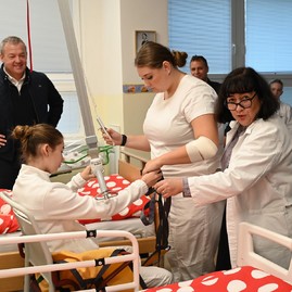 Zväčšiť fotografiu - Stredná zdravotnícka škola v prievidzi pripravuje žiakov na reálnu prax s pomocou moderných technológií