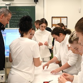Zväčšiť fotografiu - Stredná zdravotnícka škola v prievidzi pripravuje žiakov na reálnu prax s pomocou moderných technológií