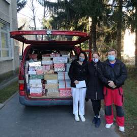 Zväčšiť fotografiu - Strednej zdravotníckej škole v považskej bystrici sa podarilo vyzbierať 900 balíčkov pre seniorov - 130860797_404921884278522_7907360030247992411_o
