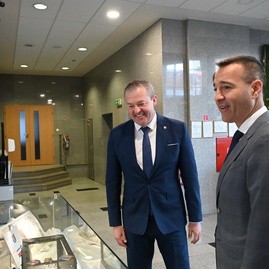 Zväčšiť fotografiu - Stredoškolák hostil vzácnu návštevu, na jilemáku pribudol nový výťah