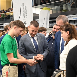 Zväčšiť fotografiu - Stredoškolák hostil vzácnu návštevu, na jilemáku pribudol nový výťah