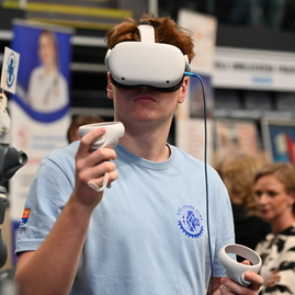 Zväčšiť fotografiu - Stredoškolák hostil vzácnu návštevu, na jilemáku pribudol nový výťah