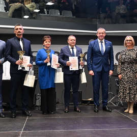 Zväčšiť fotografiu - Stredoškolák hostil vzácnu návštevu, na jilemáku pribudol nový výťah