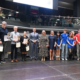 Zväčšiť fotografiu - Stredoškolák hostil vzácnu návštevu, na jilemáku pribudol nový výťah