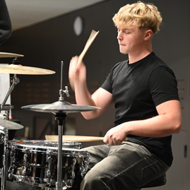 Zväčšiť fotografiu - Stredoškolák hostil vzácnu návštevu, na jilemáku pribudol nový výťah