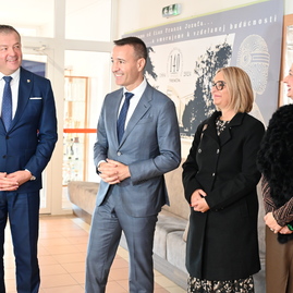 Zväčšiť fotografiu - Stredoškolák hostil vzácnu návštevu, na jilemáku pribudol nový výťah