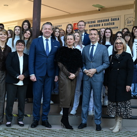 Zväčšiť fotografiu - Stredoškolák hostil vzácnu návštevu, na jilemáku pribudol nový výťah