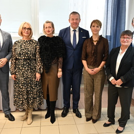 Zväčšiť fotografiu - Stredoškolák hostil vzácnu návštevu, na jilemáku pribudol nový výťah