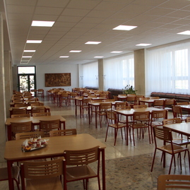 Zväčšiť fotografiu - Študenti gymnázia ľ. štúra v trenčíne sa stravujú vo vynovenej jedálni - IMG_2719